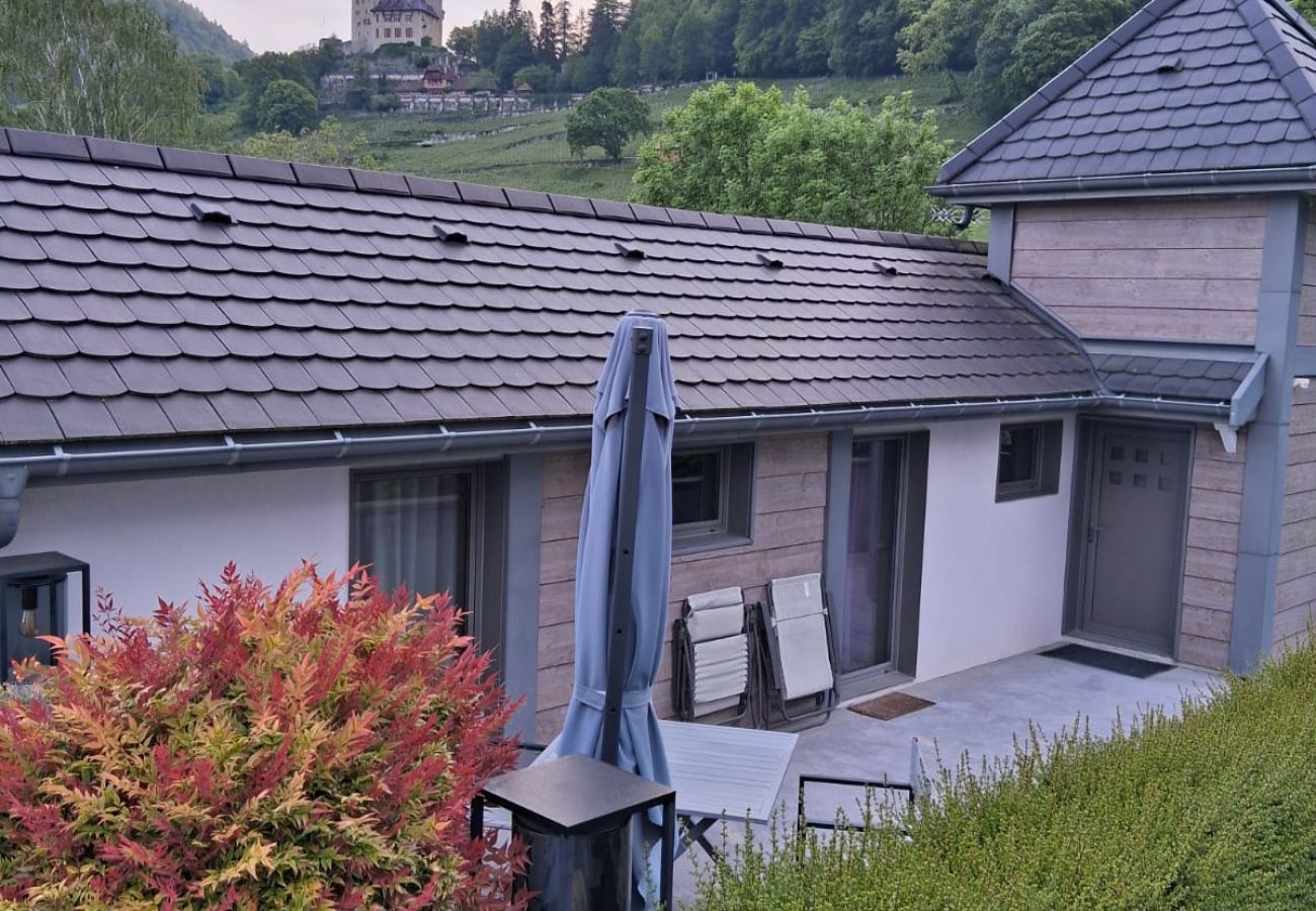 Apartment in Menthon-Saint-Bernard - Le Pigeonnier 3* - Vue sur le château de Menthon