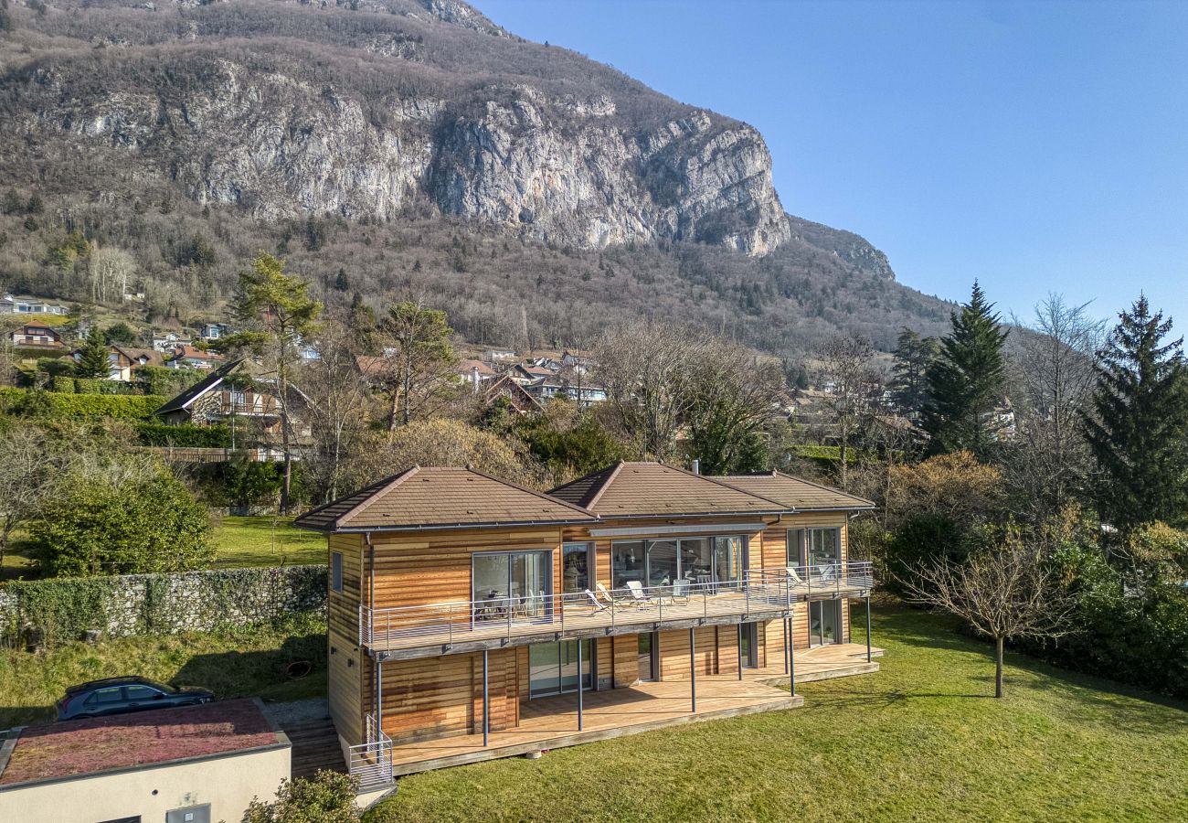 Villa in Veyrier-du-Lac - Wooden Villa 4* - Vue lac & grande terrasse